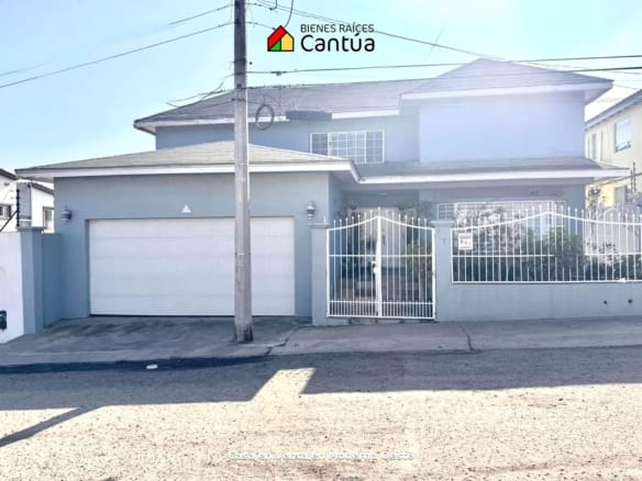 Casa en venta de 2 Niveles con Amplios Espacios • Moderna Oeste, Ensenada B.C.